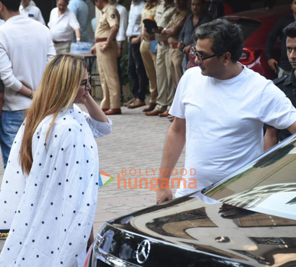 photos celebs attend satish kaushiks funeral 2589 3