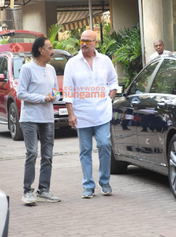photos celebs attend satish kaushiks funeral4 3