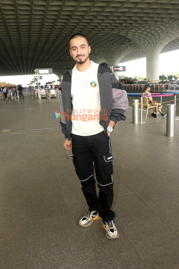 photos deepika padukone tiger shroff uorfi javed and others snapped at the airport 3