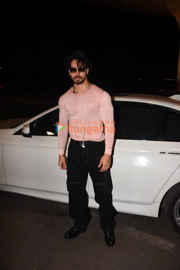 photos deepika padukone tiger shroff and uorfi javed snapped at the airport 2