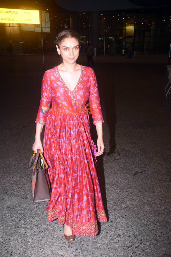 photos deepika padukone and aditi rao hydari snapped at the airport 2
