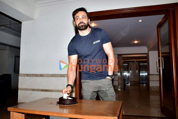 photos emraan hashmi celebrates birthday with media and fans in bandra 1
