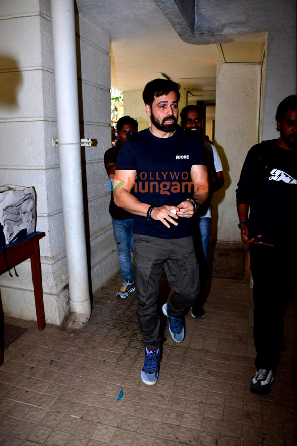 photos emraan hashmi celebrates birthday with media and fans in bandra 3