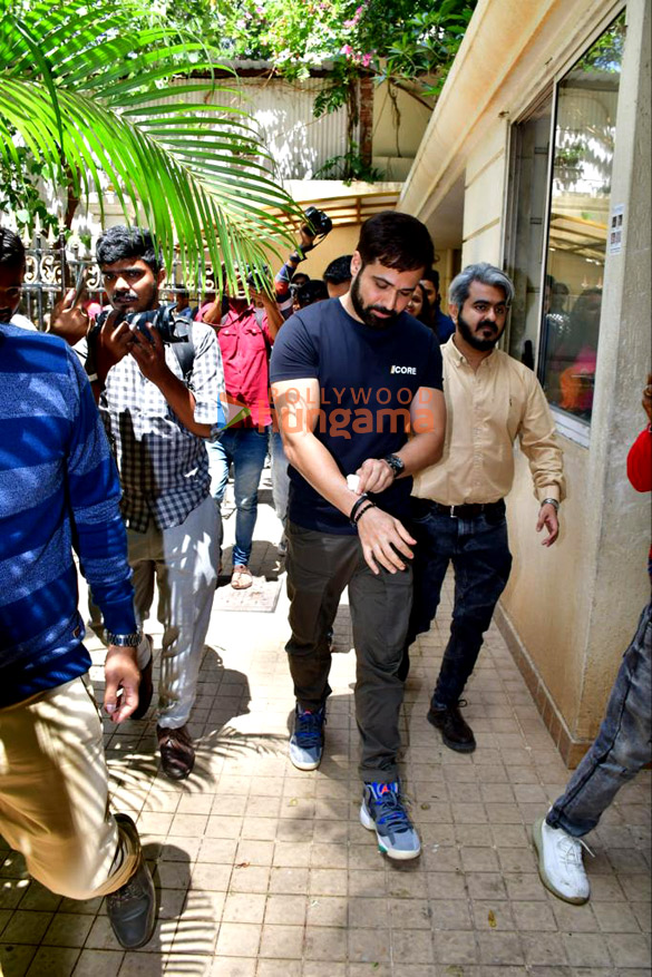 photos emraan hashmi celebrates birthday with media and fans in bandra 4
