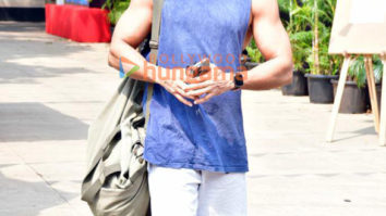 Photos: Farhan Akhtar snapped outside a gym in Bandra