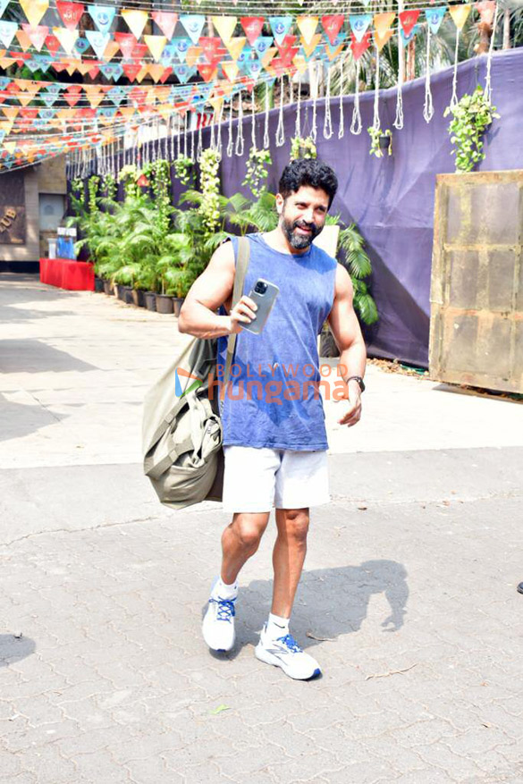 photos farhan akhtar snapped outside a gym in bandra 4