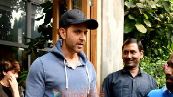 Photos: Hrithik Roshan snapped in Juhu