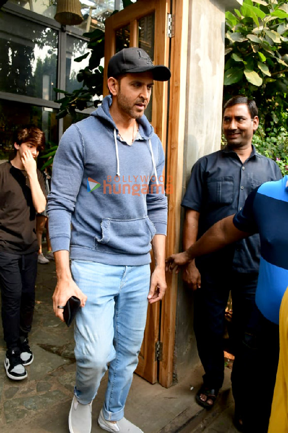 photos hrithik roshan snapped in juhu 3 4