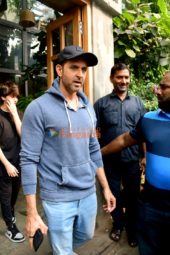 photos hrithik roshan snapped in juhu 4 2