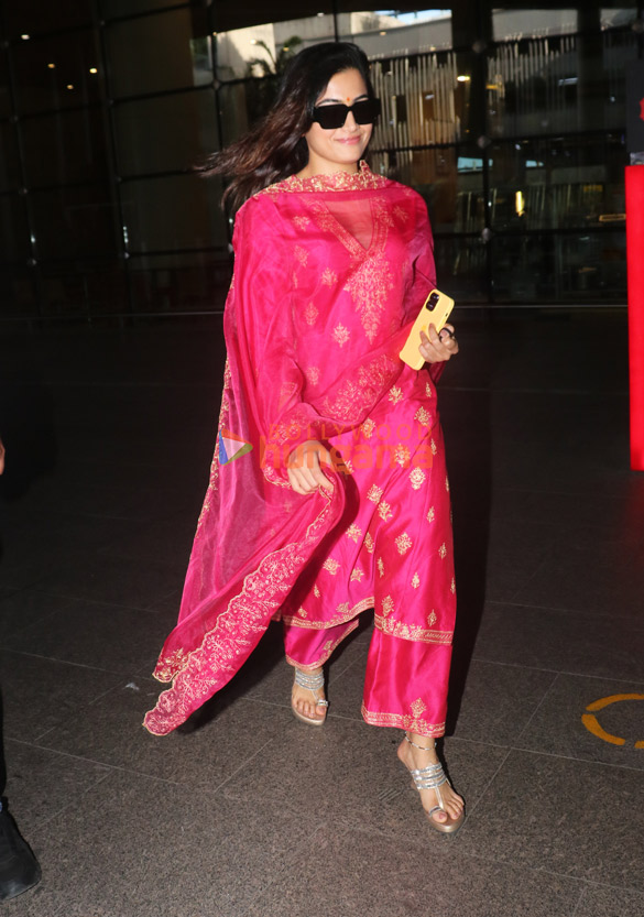 photos kajol allu arjun arbaaz khan and others snapped at the airport 1