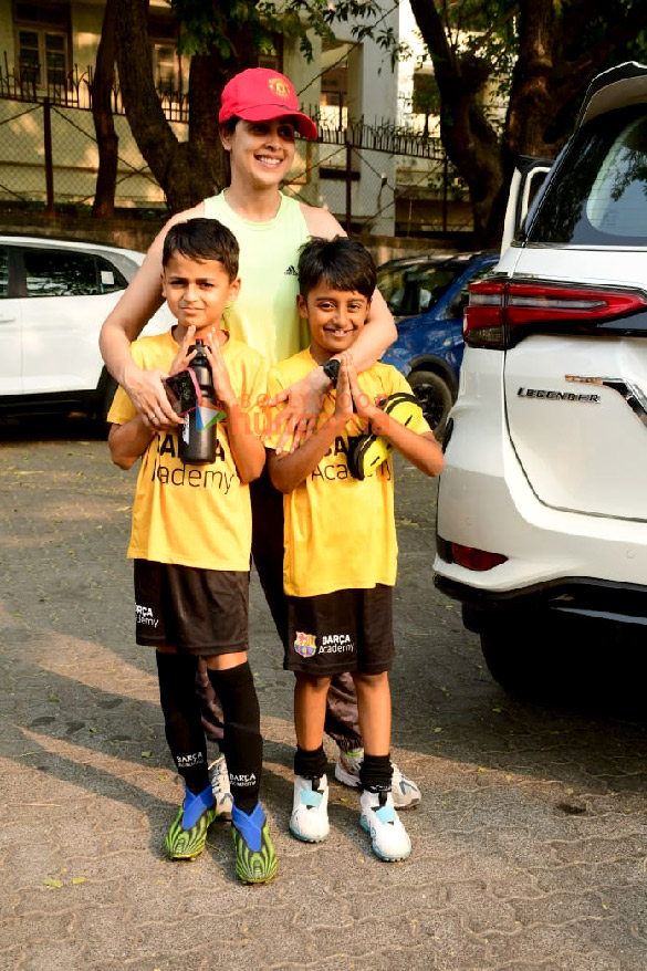 photos kareena kapoor khan taimur ali khan and genelia dsouza snapped with their kids in juhu 4