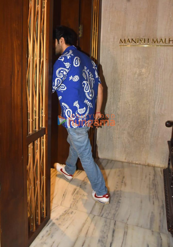 photos kartik aaryan snapped at manish malhotras house in bandra 1
