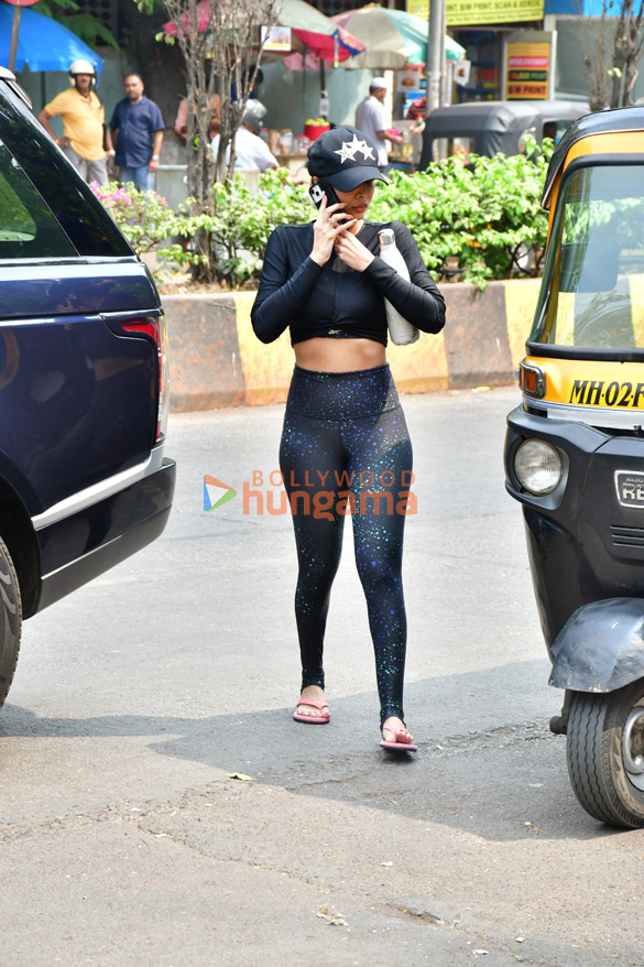 photos malaika arora spotted outside diva yoga in bandra 5 8