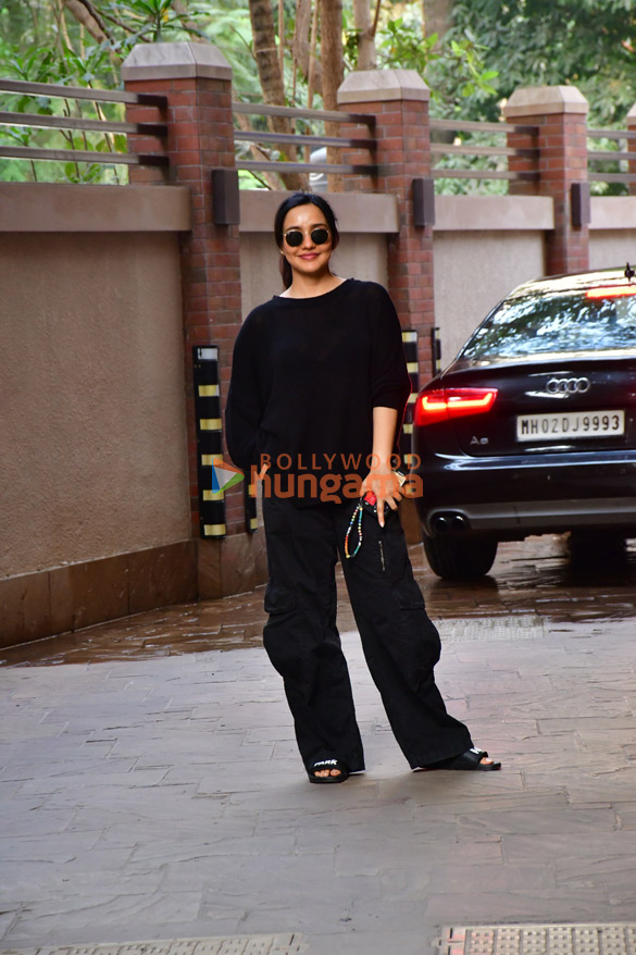 photos neha sharma snapped outside a dubbing studio in bandra 3