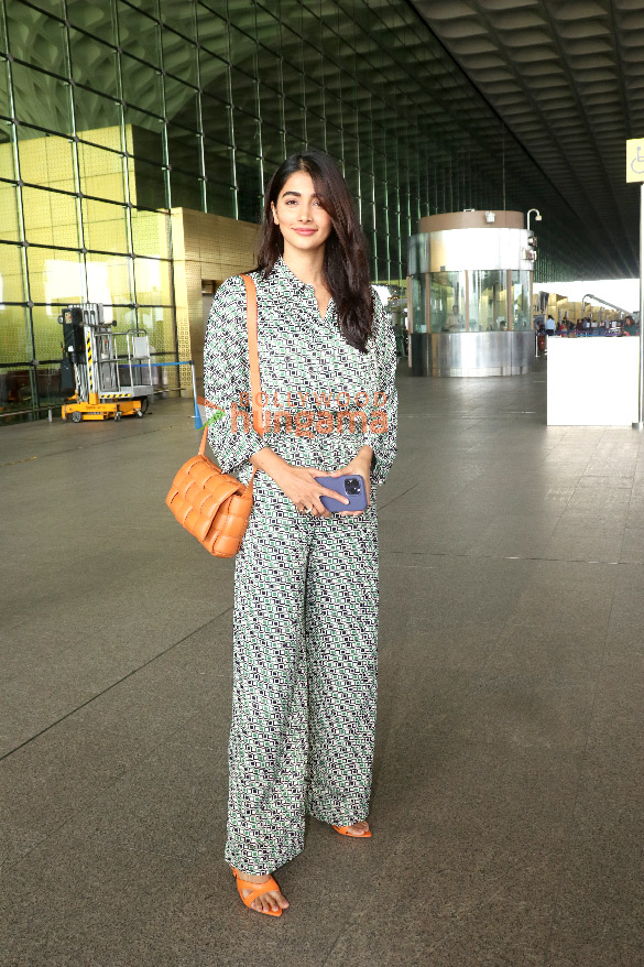 Photos: Pooja Hegde and Shilpa Shetty snapped at the airport Photos: Pooja Hegde and Shilpa Shetty snapped at the airport
