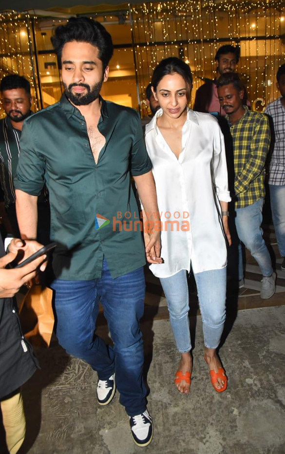 photos rakul preet singh and jackky bhagnani snapped at farmers cafe in bandra 3 3