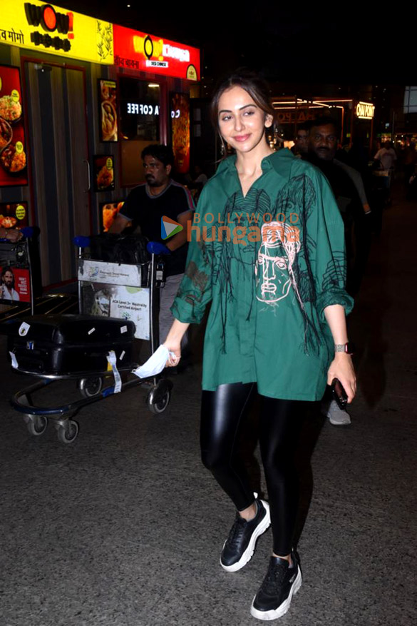 photos rakul preet singh and karan johar snapped at the airport 3