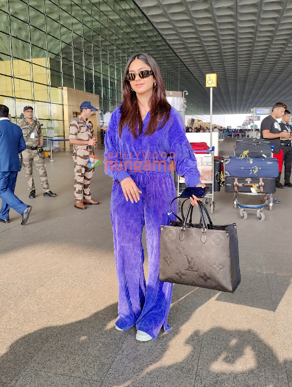 photos ranbir kapoor mrunal thakur shanaya kapoor and sonu nigam snapped at the airport 6