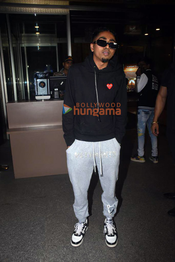 photos sidharth malhotra kriti sanon vidya balan and mc stan snapped at the airport 4 2