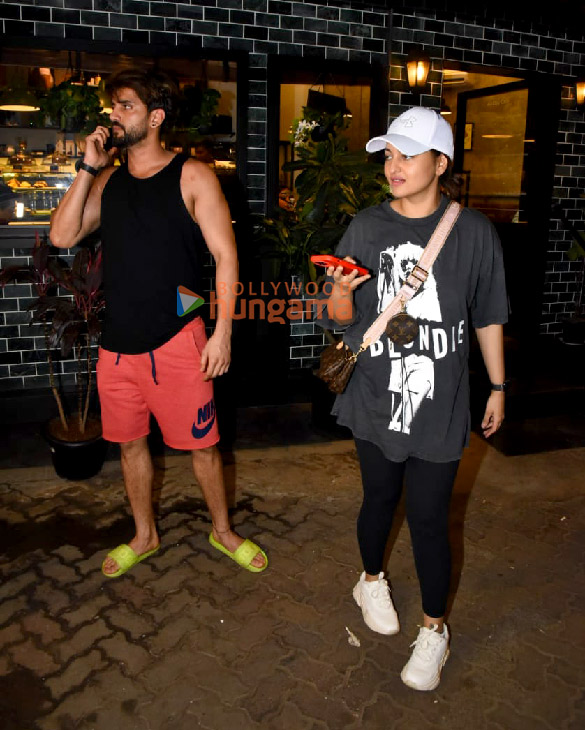 photos sonakshi sinha and zaheer iqbal snapped in bandra 3