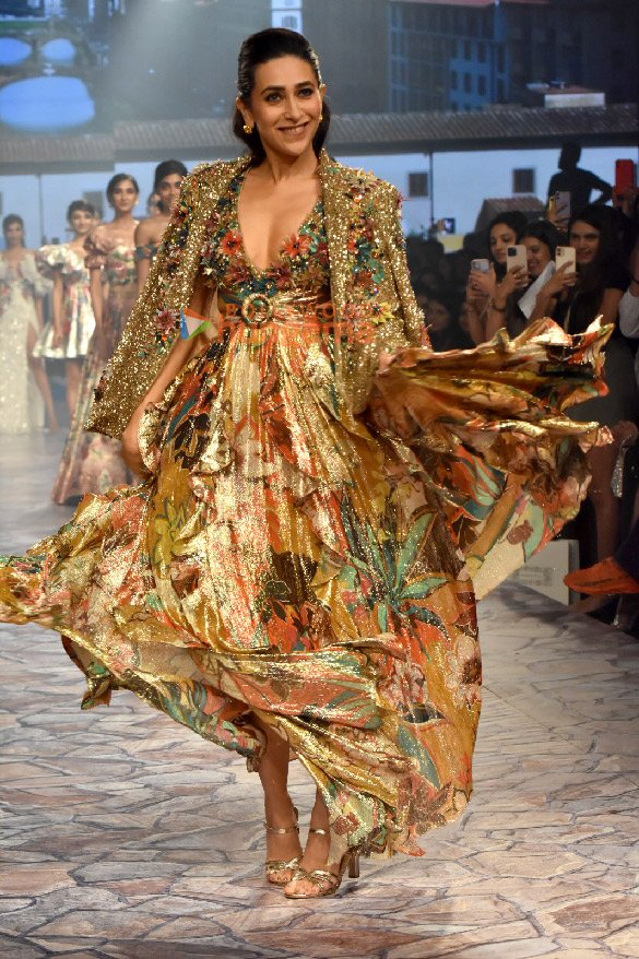 photos tamannaah bhatia karisma kapoor and others walk the ramp at lakme fashion week 2023 day 4 11
