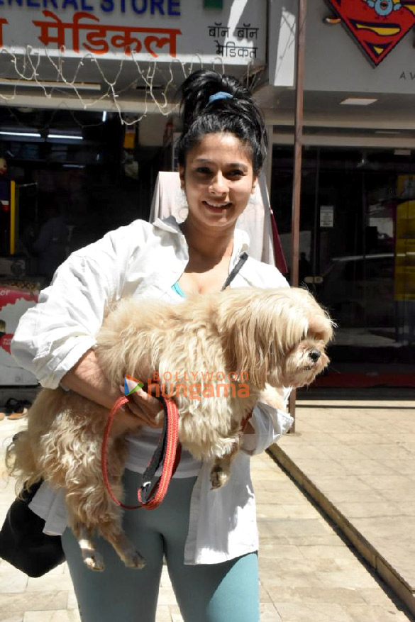 Photos: Tanisha Mukerji snapped outside a pet clinic in Bandra | Parties & Events