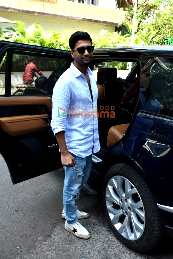 Photos: Vicky Kaushal snapped in Khar