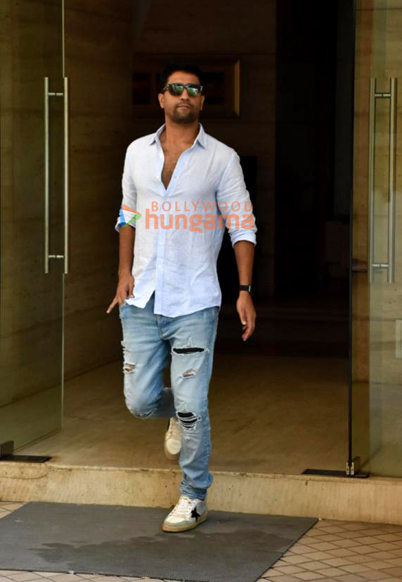 photos vicky kaushal snapped in khar 5