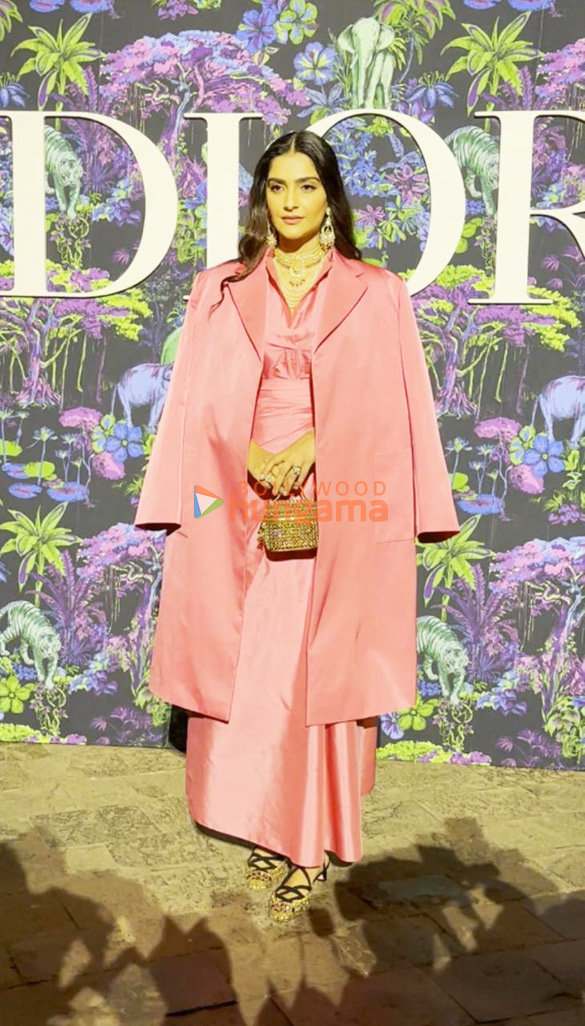 photos virat kohli anushka sharma arjun kapoor and more attend dior 2023 show at gateway of india mumbai 055 2