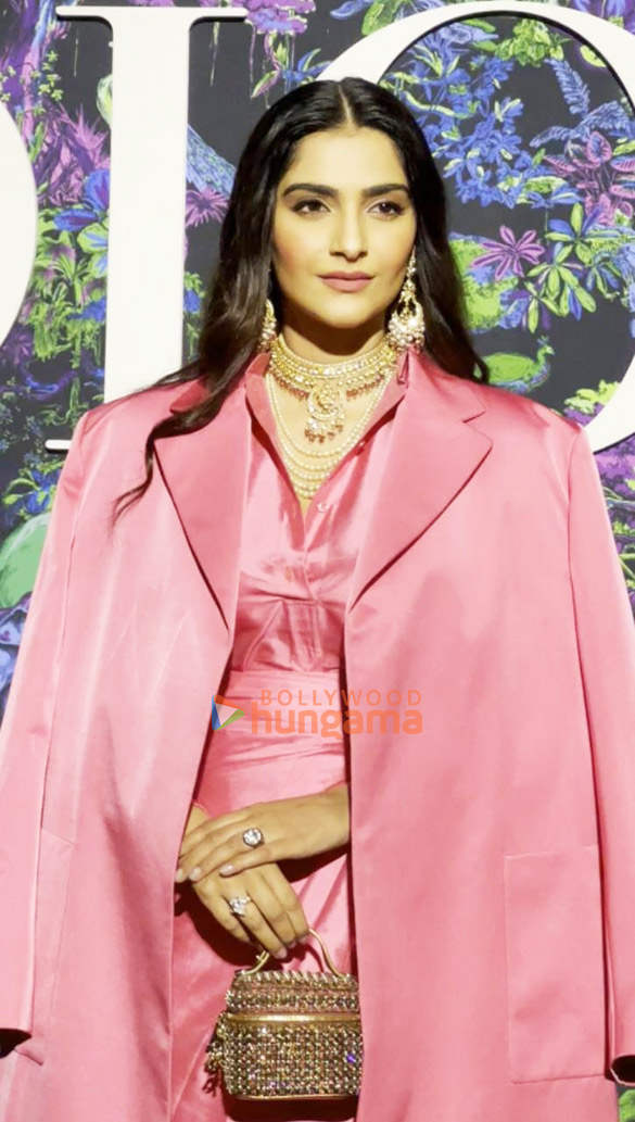 photos virat kohli anushka sharma arjun kapoor and more attend dior 2023 show at gateway of india mumbai 055 3