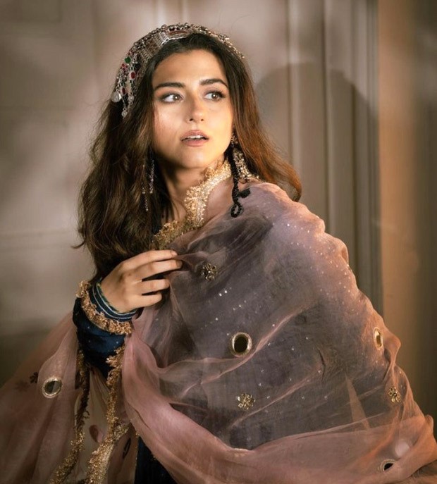 Ridhi Dogra has her ‘Bumro Bumro’ moment, as she poses elegantly in traditional Jammu attire