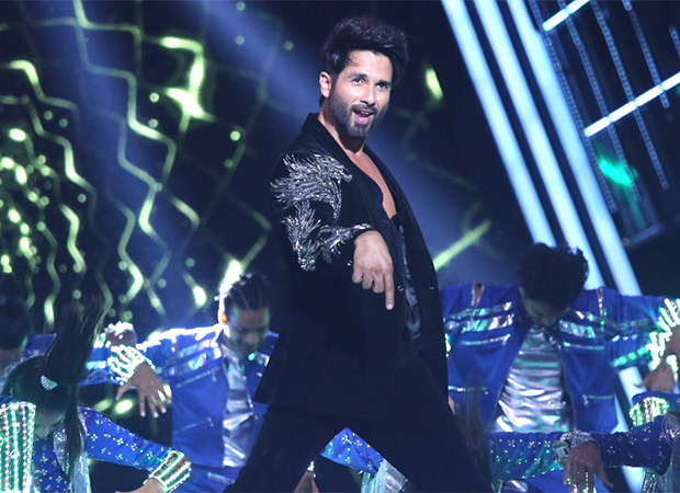 Shahid Kapoor relives Jab We Met days as he performs on ‘Mauja Mauja’ at Zee Cine Awards