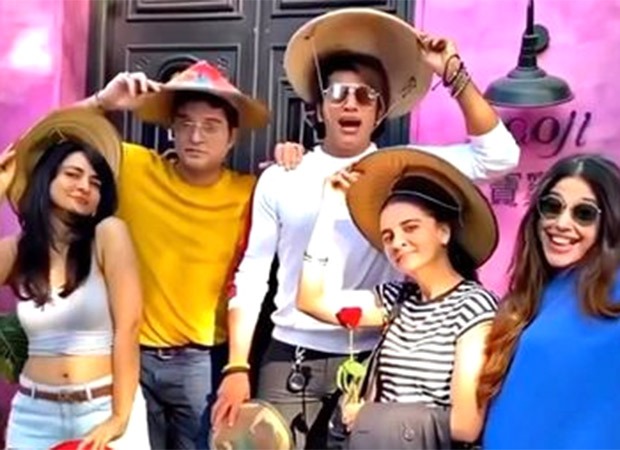 Shruti Seth has Shararat reunion with co-stars Karanvir Bohra, Harsh Vasishth, Addite Malik and Simple Kaul & it’s making fans nostalgic 