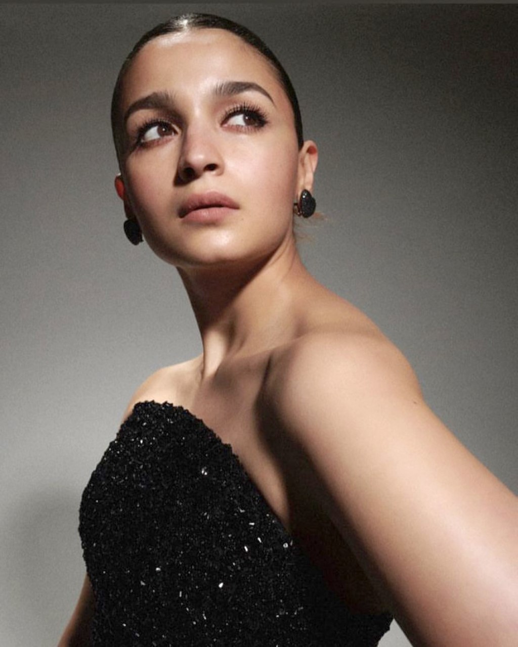 Alia Bhatt sets hearts racing at the Filmfare Awards in a show-stopping black gown that exudes elegance and drama