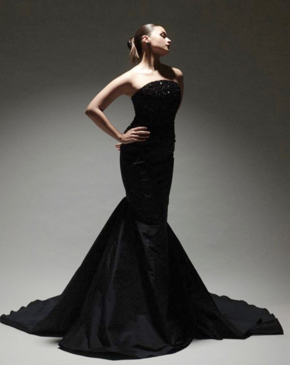 Alia Bhatt sets hearts racing at the Filmfare Awards in a show-stopping black gown that exudes elegance and drama