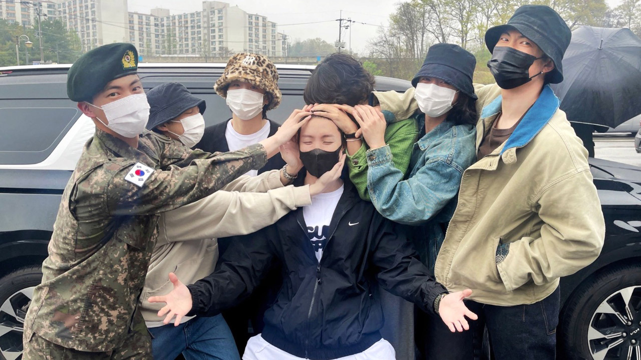 BTS’ J-Hope enlists in military as active duty soldier; Jin arrives in uniform as RM, SUGA, Jimin, V and Jungkook bid adieu to second member BTS’ J-Hope enlists in military as active duty soldier; Jin arrives in uniform as RM, SUGA, Jimin, V and Jungkook bid adieu to second member