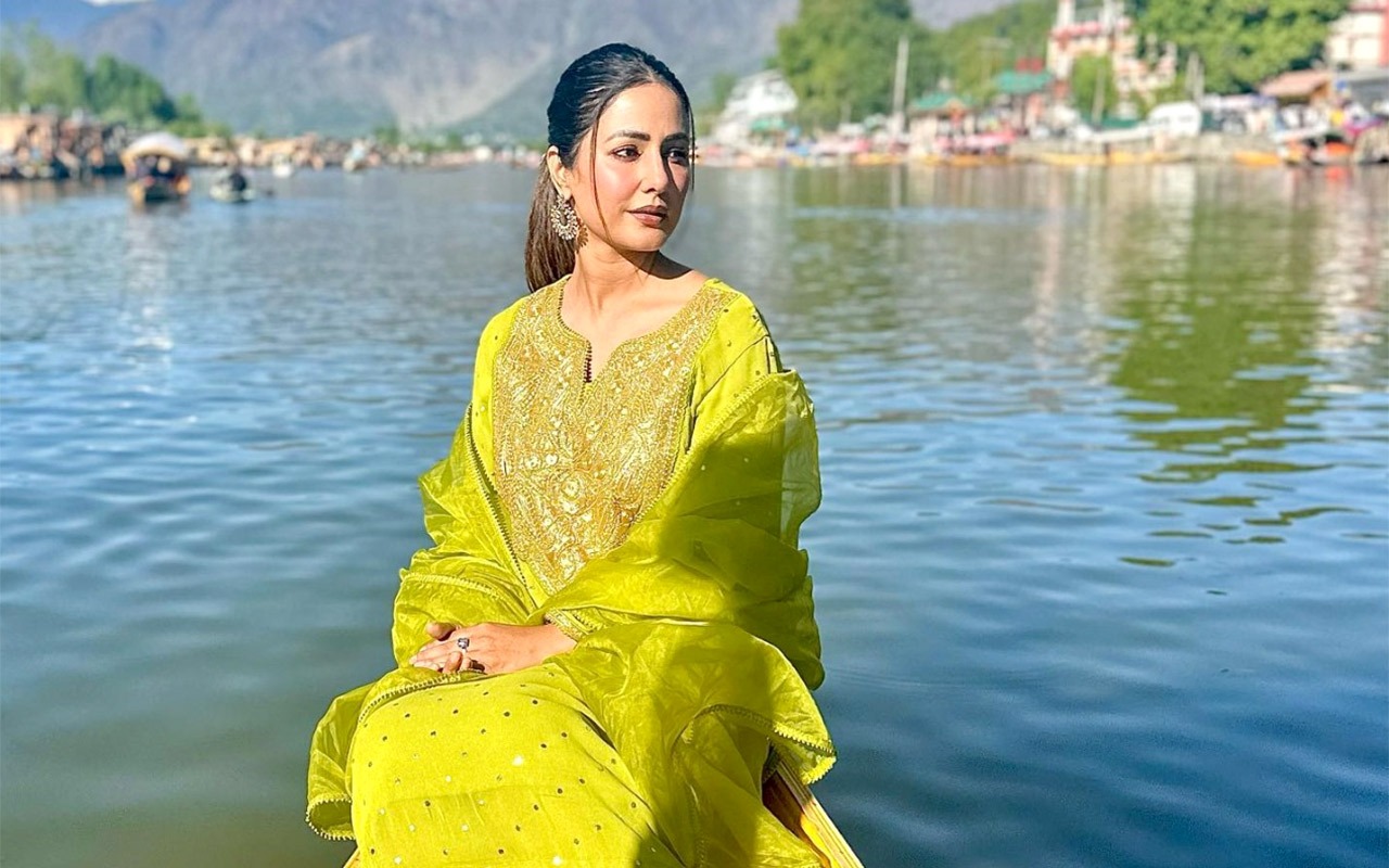 Hina Khan takes a boat ride in Kashmir; calls it ‘therapy’ : Bollywood News