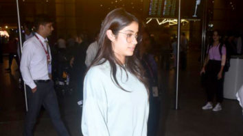 Janhvi Kapoor little chit chat with paps at the airport