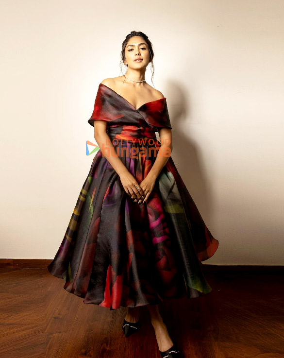 mrunal thakur 2 126