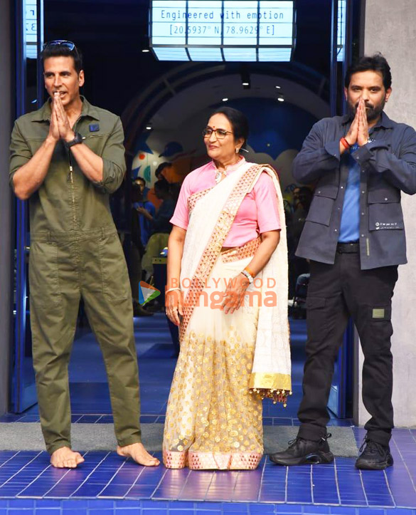 photos akshay kumar attends the force9 store launch 3