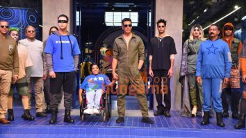 Photos: Akshay Kumar attends the Force9 store launch