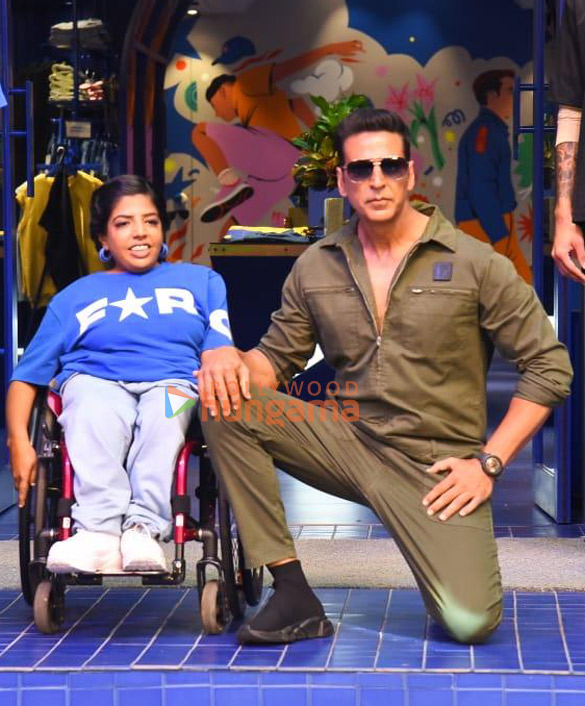 photos akshay kumar attends the force9 store launch 5