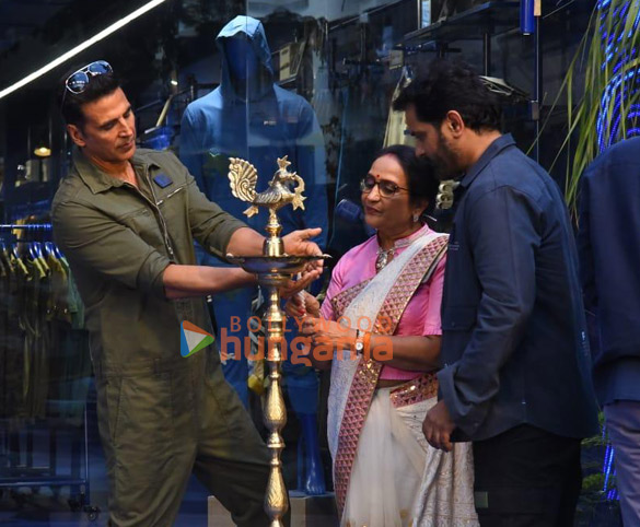 photos akshay kumar attends the force9 store launch 6