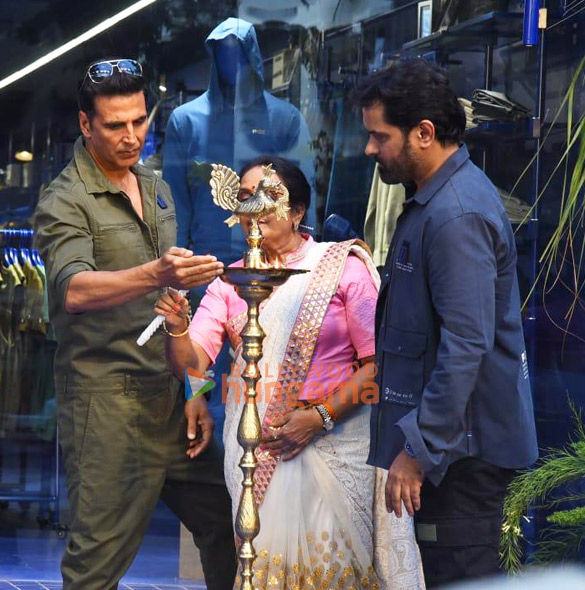 photos akshay kumar attends the force9 store launch 7
