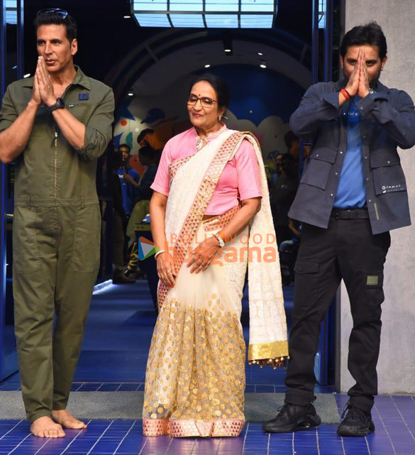 photos akshay kumar attends the force9 store launch 9