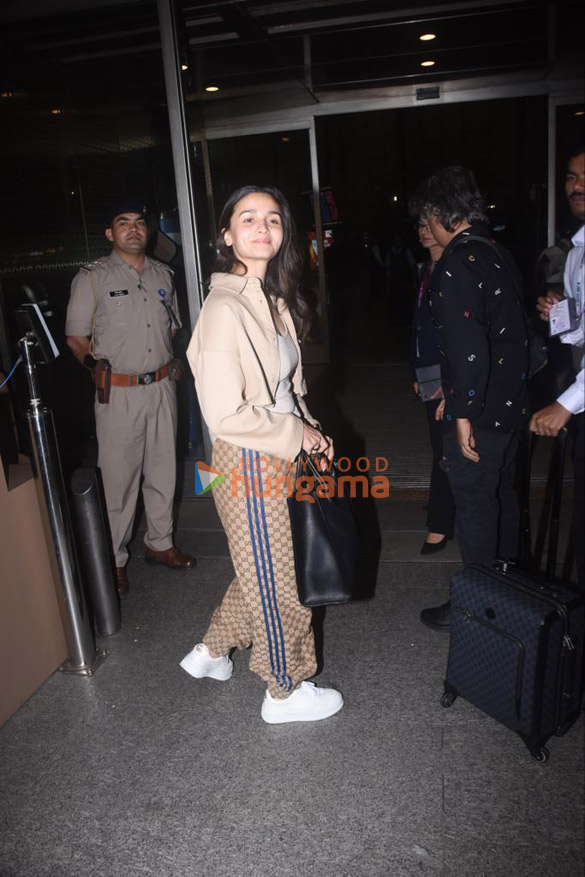 Photos: Alia Bhatt and Parineeti Chopra snapped at the airport Photos: Alia Bhatt and Parineeti Chopra snapped at the airport