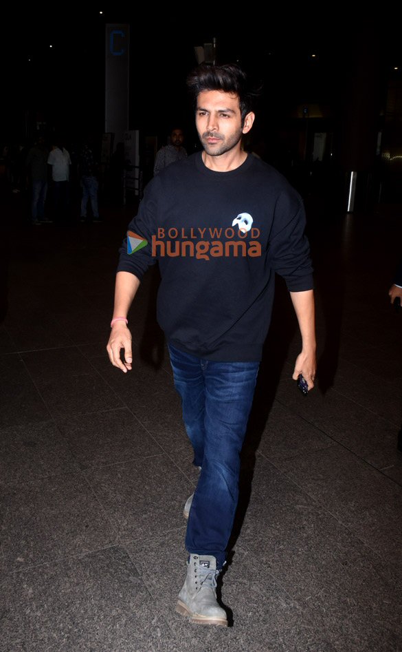 photos anushka sharma kartik aaryan and kiara advani snapped at the airport 2