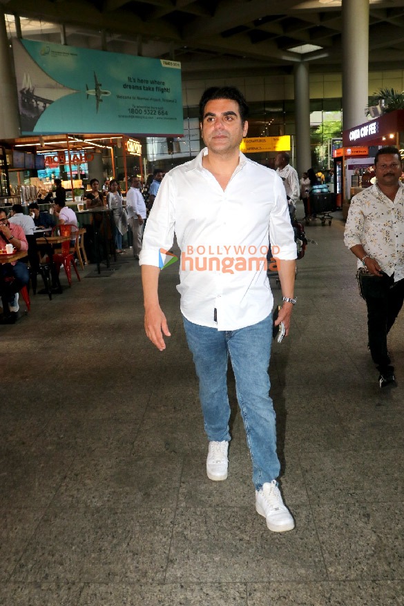 photos arbaaz khan giorgia andriani and malavika mohanan spotted at the airport 2