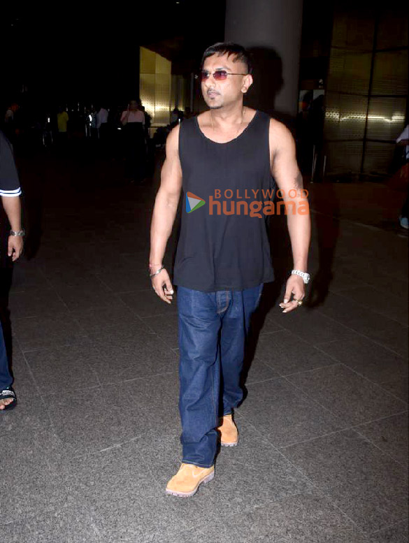 photos arjun kapoor malaika arora and yo yo honey singh snapped at the airport 3