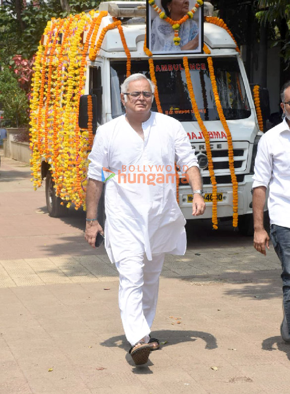 photos celebs attend mukesh chhabras mother funeral 15